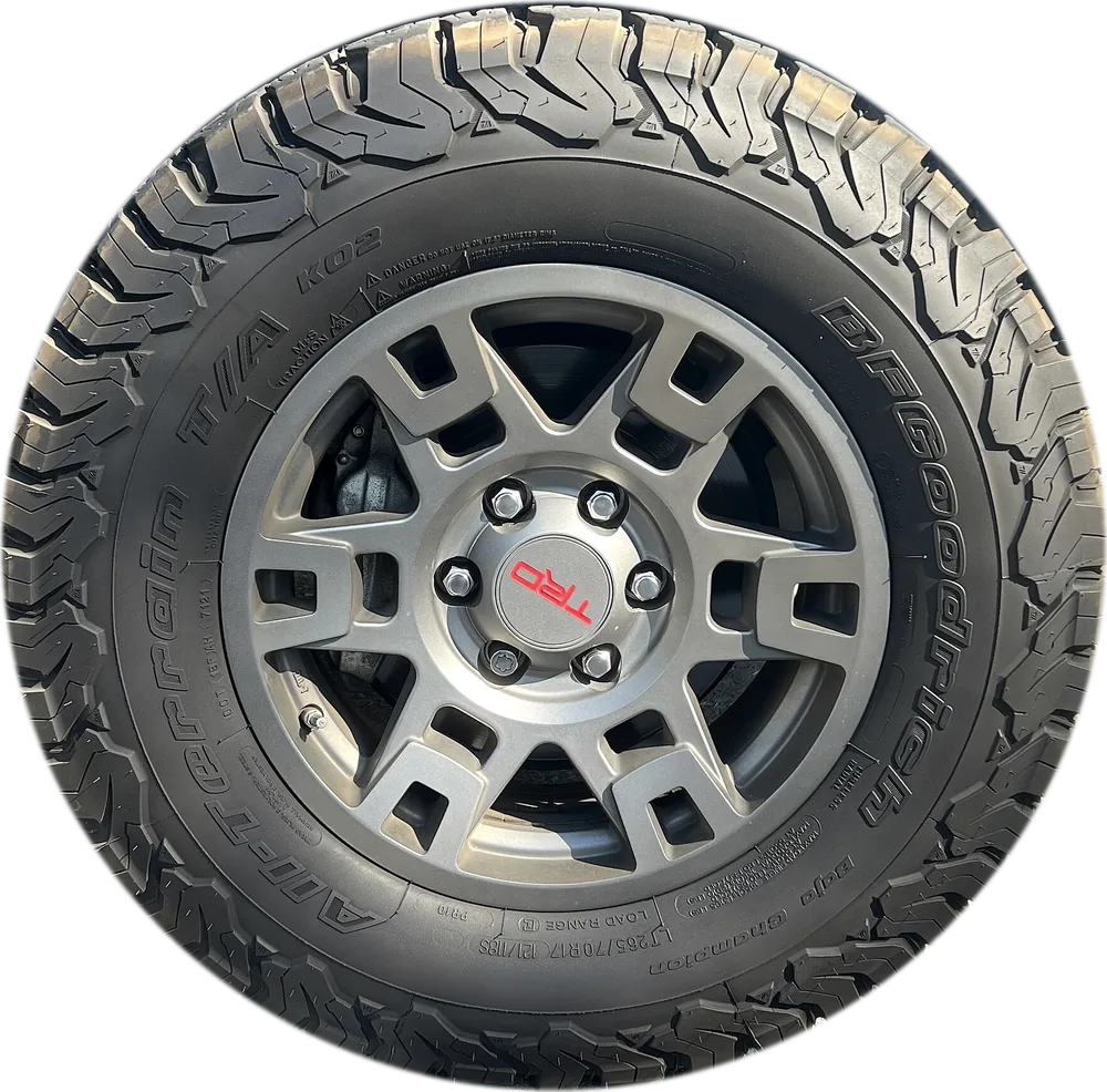 Neumático BFGoodrich All-Terrain T/A KO2 montado en una llanta de aleación gris
